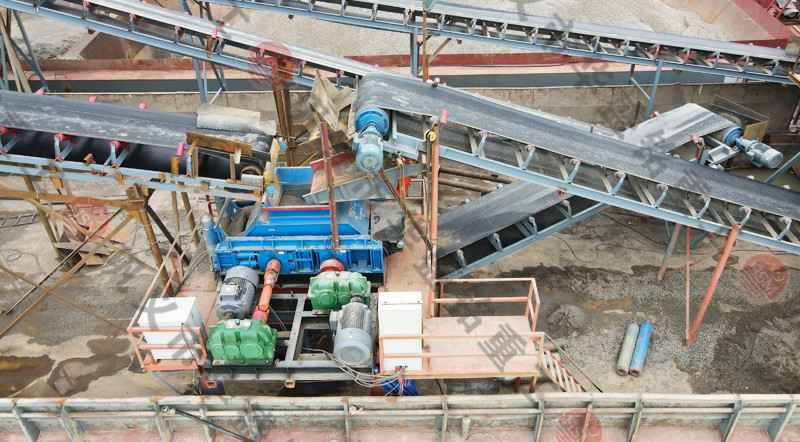 全自動液壓對輥制砂機現(xiàn)場